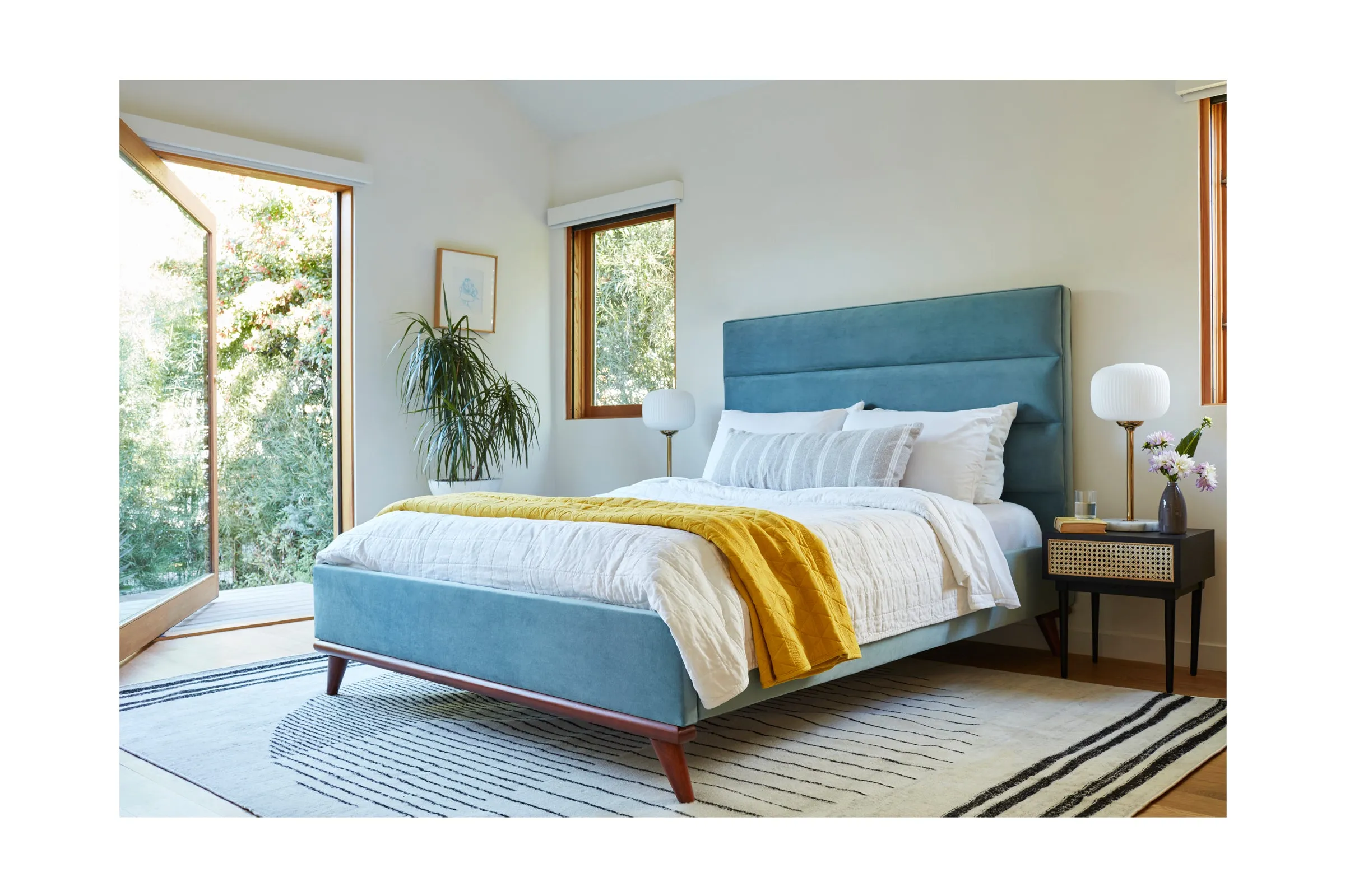 Cooper Upholstered Platform Bed :: Leg Finish: Espresso / Size: California King